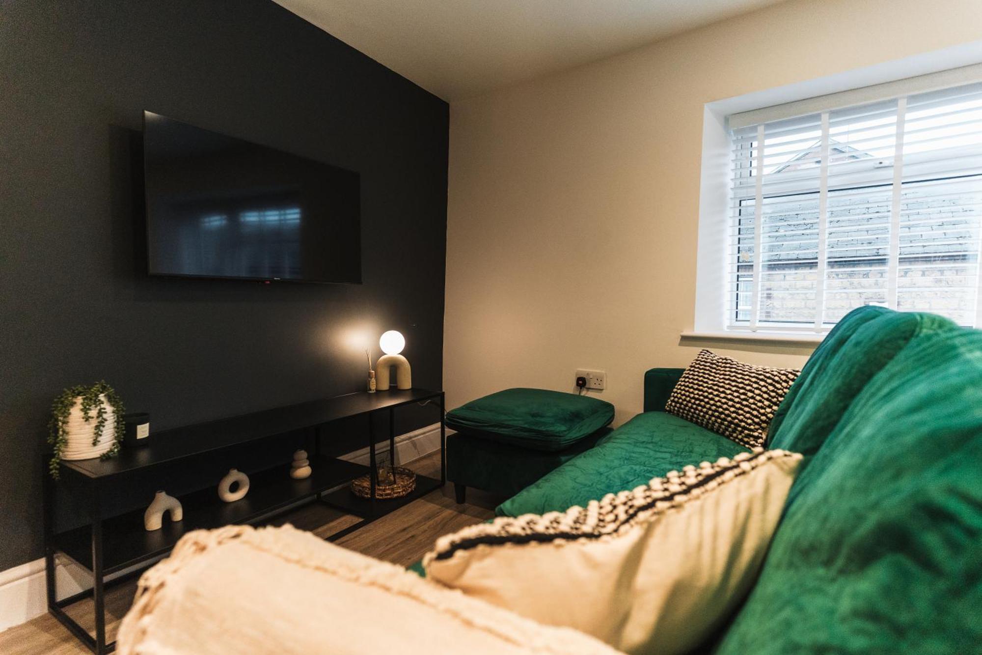 Feature Stone, Stunning Apartment, 2 X King Beds And Single, Sleeps 5 Castle Cary Buitenkant foto
