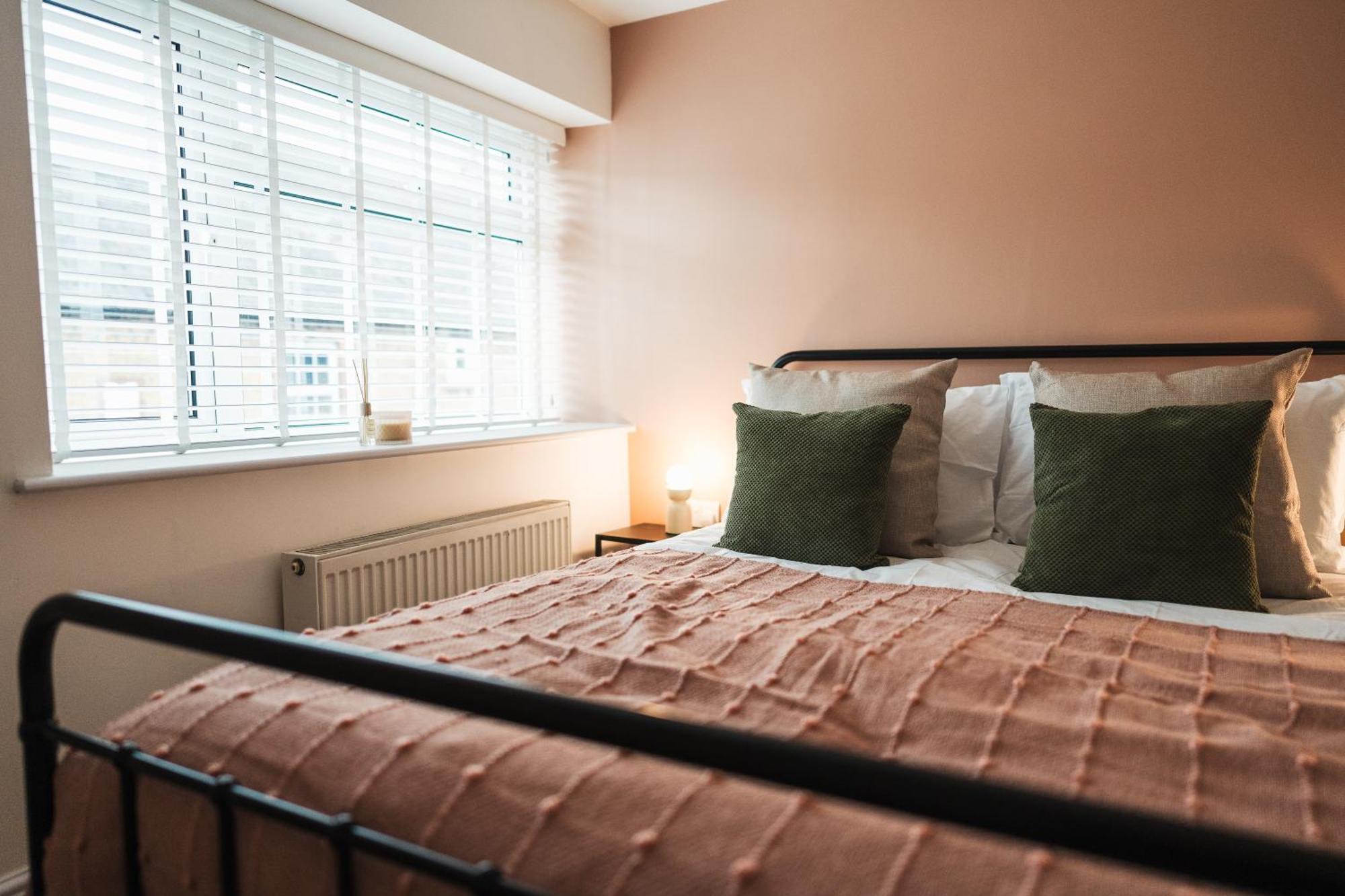Feature Stone, Stunning Apartment, 2 X King Beds And Single, Sleeps 5 Castle Cary Buitenkant foto